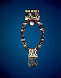 Collier avec pectoral lunaire, de la tombe de Toutankhamon, Nouvel Empire