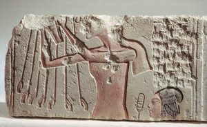 Relief représentant Akhenaton et sa fille offrant à l