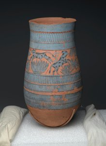 Vase en forme de larme avec des motifs peints de jeunes filles, vaches et plantes des marais, Nouvel Empire, vers 1390-1353 av. J.-C. - Egyptian 18th Dynasty