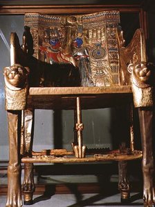 Trône de Toutânkhamon, montrant le roi assis et la reine lui offrant un vase, de la tombe de Toutânkhamon dans la Vallée des Rois à Thèbes, vers 1361-52 av. J.-C. (bois doré)