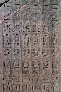 Bloc avec reliefs et inscriptions, Grand Temple d