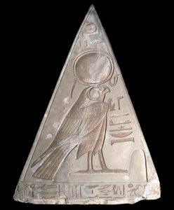 Antiquité égyptienne : pointe de pyramide de la chapelle de Ramose décorée de la représentation de Ra-Harakte