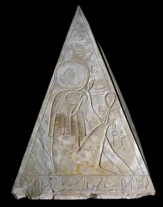 Antiquité égyptienne : pointe de pyramide de la chapelle de Ramose décorée de la représentation de Re-Atum, divinité du soleil couchant. XIXe dynastie (1295-1190 av. J.-C.) Deir el Medineh. Turin, musée égyptien