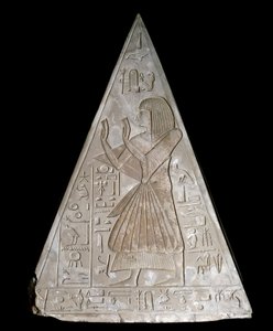 Antiquité égyptienne : pointe de pyramide de la chapelle de Ramose décorée de la représentation du culte de Ra-Harakte, divinité du soleil levant