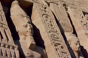 Têtes de Ramsès II (1279-1213) et Hathor/Néfertari sur la façade du Temple de la Reine Néfertari, Nouvel Empire, vers 1250 av. J.-C. (détail) - Egyptian 19th Dynasty