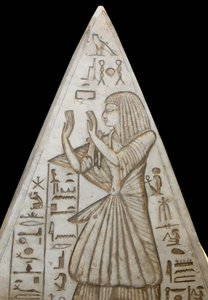 Pyramidion en calcaire posé au sommet des tombes-chapelles dans les pyramides. Il y a des scènes sérieuses représentant le cycle solaire et l