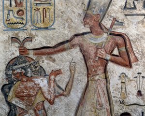 Ramsès II tenant des prisonniers par les cheveux (détail)