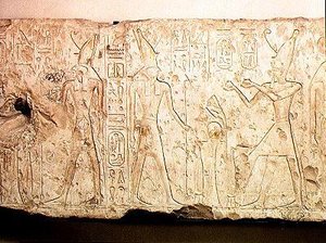 Relief représentant Ramsès II faisant des offrandes rituelles à la famille d