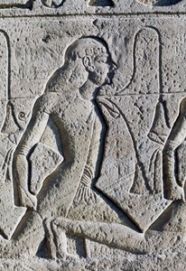 Relief représentant des prisonniers noirs et asiatiques de la bataille de Kadesh, détail de la base des trônes sur la façade du Grand Temple de Ramsès II, Abou Simbel (Liste du patrimoine mondial de l