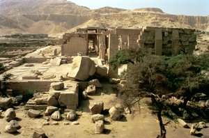 Vue du sommet du premier pylône montrant le colosse tombé de Ramsès II (1279-1213 av. J.-C.) dans la première cour, Nouvel Empire
