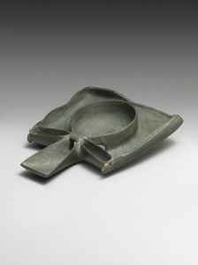 Plat à libation représentant des bras de Ka présentant un signe Ankh (grauwacke) - Egyptian 1st Dynasty