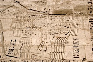 Détail des reliefs du premier pylône représentant la capture de combattants appartenant aux peuples de la mer, ennemis de Ramsès III. Temple funéraire de Ramsès III (1187-1156 av. J.-C.). Louxor, Medinet Habou, Égypte - Egyptian 20th Dynasty