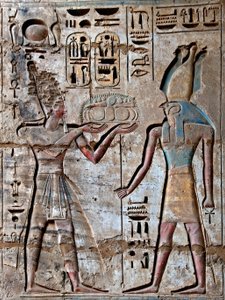 Antiquité égyptienne: première cour, détail de reliefs peints représentant le pharaon portant des offrandes à la divinité Horus. Temple funéraire de Ramsès III (1187-1156 av. J.-C.). Louxor, Médinet Habou, Égypte