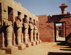 Piliers osirides dans le Temple de Ramsès III (c.1184-1153 avant J.-C.) Nouvel Empire