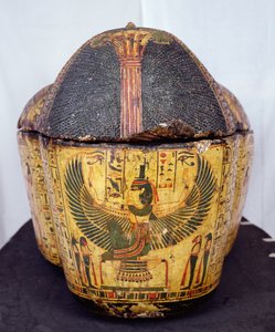 Extrémité supérieure du cercueil de la momie de Nesyamun, probablement trouvé à Deir el-Bahari, Nouvel Empire, vers 1100 av. J.-C. (bois peint)