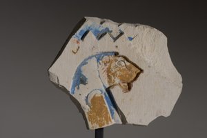 Fragment avec un hiéroglyphe à tête de lion, Période tardive (calcaire peint)
