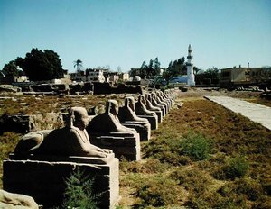 Avenue des Sphinx, ajoutée par Nectanébo I (380-362 av. J.-C.)