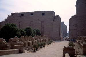 Antiquité égyptienne : allée (dromos) des criosphinx à Karnak, Louxor, Égypte