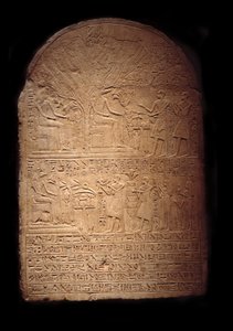 Antiquité égyptienne : stèle en calcaire représentant Pia adorant le dieu crocodile Sobek suivie de son fils Iy-Hebnef faisant des offrandes au dieu - Egyptian Egyptian