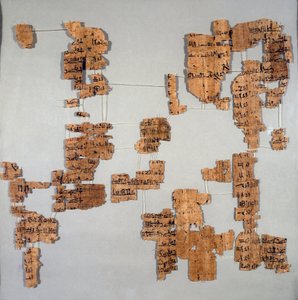 Antiquité égyptienne: fragments du papyrus connu sous le nom de Canon Royal ou Papyrus royal contenant la liste des pharaons de la 1ère à la 17e dynastie. Turin, Musée égyptien