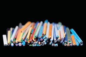 Groupe de tiges, comprenant des barres de verre mosaïque représentant des étoiles, des rosettes et d