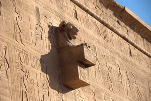 Antiquité égyptienne : gargouille en forme de tête de lion, temple de Hathor, Dendérah, Égypte - Egyptian Ptolemaic Period