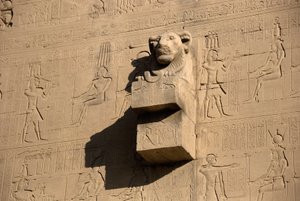 Antiquité égyptienne : gargouille en forme de tête de lion, temple de Hathor, Dendérah, Égypte - Egyptian Ptolemaic Period