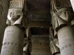 Antiquité égyptienne: vue partielle de la salle hypostyle avec colonnes décorées de la déesse Hathor - Egyptian Ptolemaic Period