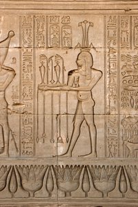 Antiquité égyptienne : représentation du dieu du Nil, Hapy, et hiéroglyphes, temple de Hathor, Dendérah, Égypte