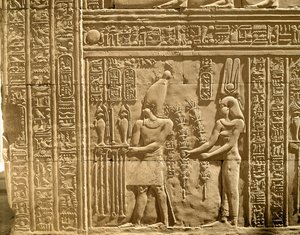 Relief représentant Ptolémée VIII Évergète II (Physkon) et Cléopâtre III faisant des offrandes aux dieux