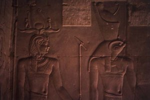 Relief représentant Ptolémée XII (c.112-51 av. J.-C.) et Horus - Egyptian Ptolemaic Period