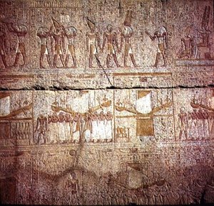 Relief représentant des bateaux sacrés portés par des prêtres en procession, du Sanctuaire de Philippe Arrhidée (323-317 av. J.-C.) Dynastie macédonienne