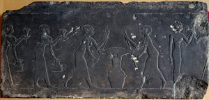 Antiquité égyptienne : plaque calcaire décorée de bas-relief représentant le pressage des fleurs de lotus, VIIIe au VIIe siècle av. J.-C. (relief) - Egyptian School