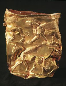 Gobelet décoré de taureau ailé et de monstres à tête d
