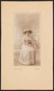 Portrait de Mme M.C. Lucassen-Van Idsinga avec chapeau et robe assise sur un banc - Else Weissenborn