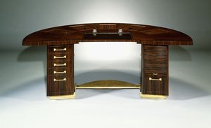 Un bureau fin et important, c.1929 (de design demi-lune, ébène de Macassar et bronze doré)