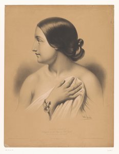 Jeune femme avec bracelet se couvrant