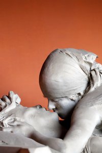 Cimetière monumental. Le Baiser sur une pierre tombale. Milan. Italie.