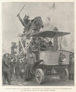 Un héros gaulois sur une automobile, transportant la statue de Vercingétorix de Bartholdi au Grand Palais des Champs-Élysées - English Photographer