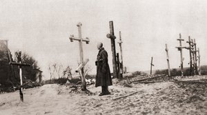 Un soldat russe à la tombe d