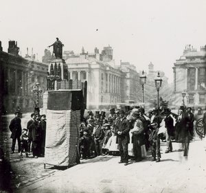 Une foule se rassemble pour regarder un spectacle de marionnettes à Londres - English Photographer