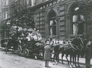Une calèche tirée par des chevaux dans la rue devant l
