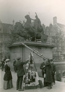 Un homme vendant des vues à travers un télescope