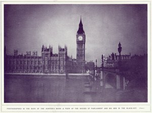Vue des Chambres du Parlement et de Big Ben sous les rayons de la lune des chasseurs, pendant le black-out, de The Illustrated War News, publié le 8 novembre 1939 - English Photographer