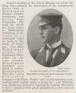 Sous-lieutenant par intérim T C Armstrong, premier officier à recevoir la Croix de service distingué