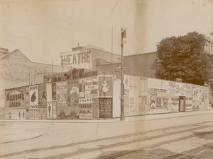 Publicités au coin de Latchmere Road et Lavender Hill, Wandsworth, Londres - English Photographer