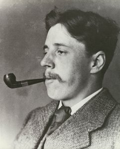 Arnold Bennett, fumant une pipe, portrait