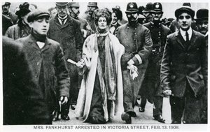 Arrestation de Mme Emmeline Pankhurst dans Victoria Street, 13 février 1908 - English Photographer