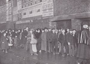 À la porte de la galerie du Standard Theatre, Shoreditch - English Photographer