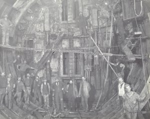 Blackwall Tunnel : un groupe de travailleurs dans le sas, 1894